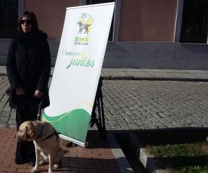 Rhonda, perro guía de la ONCE, junto a su dueña Mercedes Zornoza