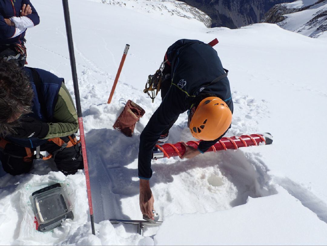 Trabajos de medición de nieve del Observatorio Pirenaico de Cambio Climático