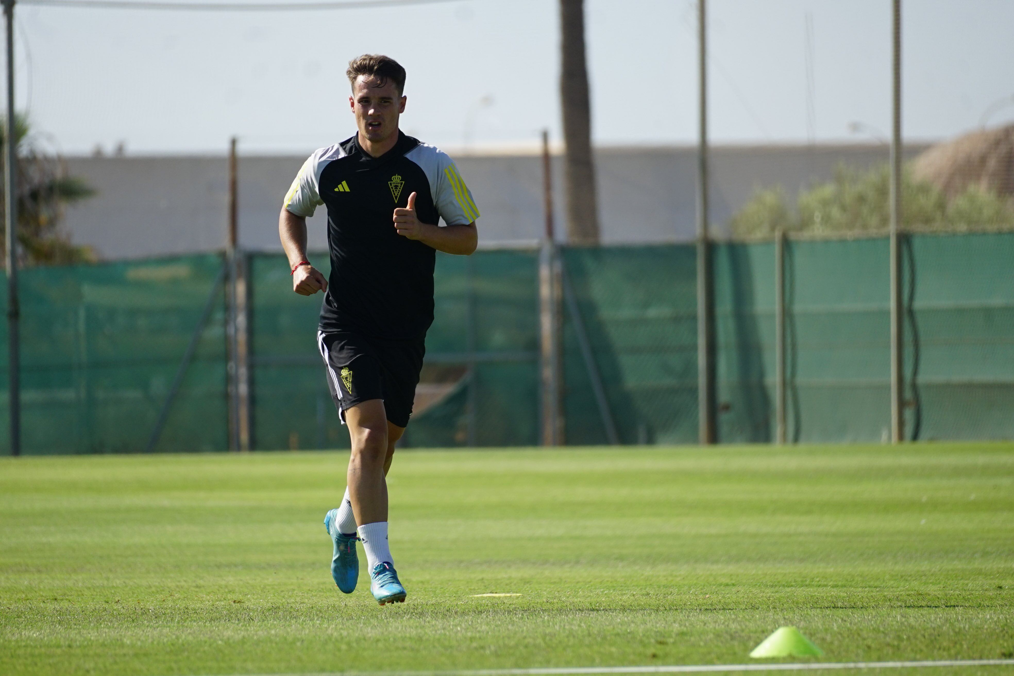 Pablo Larrea en su primer entrenamiento con el Real Murcia