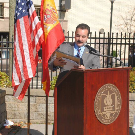 Vincent Prieto, presidente de la Asamblea Legislativa de New Jersey inaugurando la primera edición del New Jersey Paella Fest