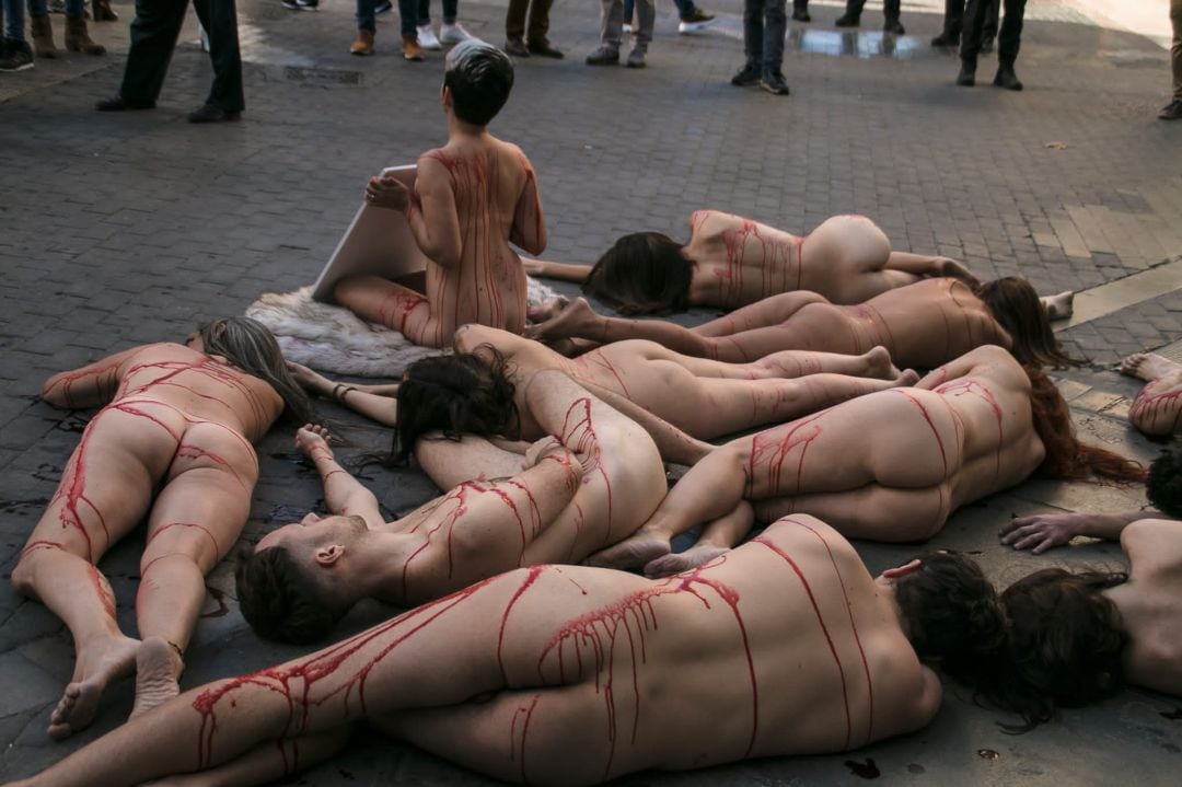 Activistas desnudos protestan contra el maltrato animal en la industria peletera