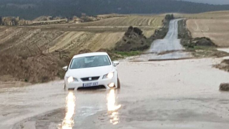 Estado de una de las carreteras de Lorca anegada por el temporal