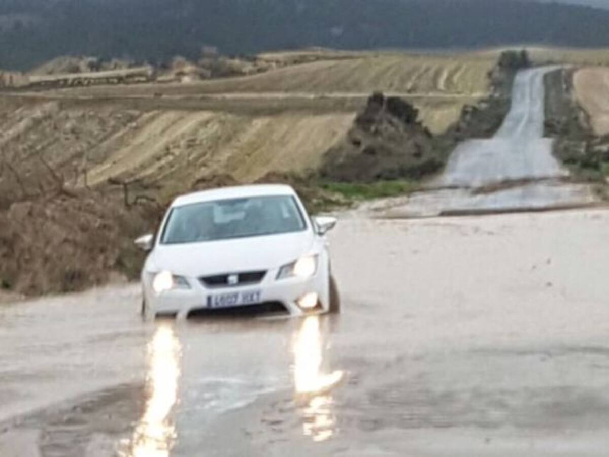 Tres niños rescatados en Lorca en un vehículo atrapado por el barro