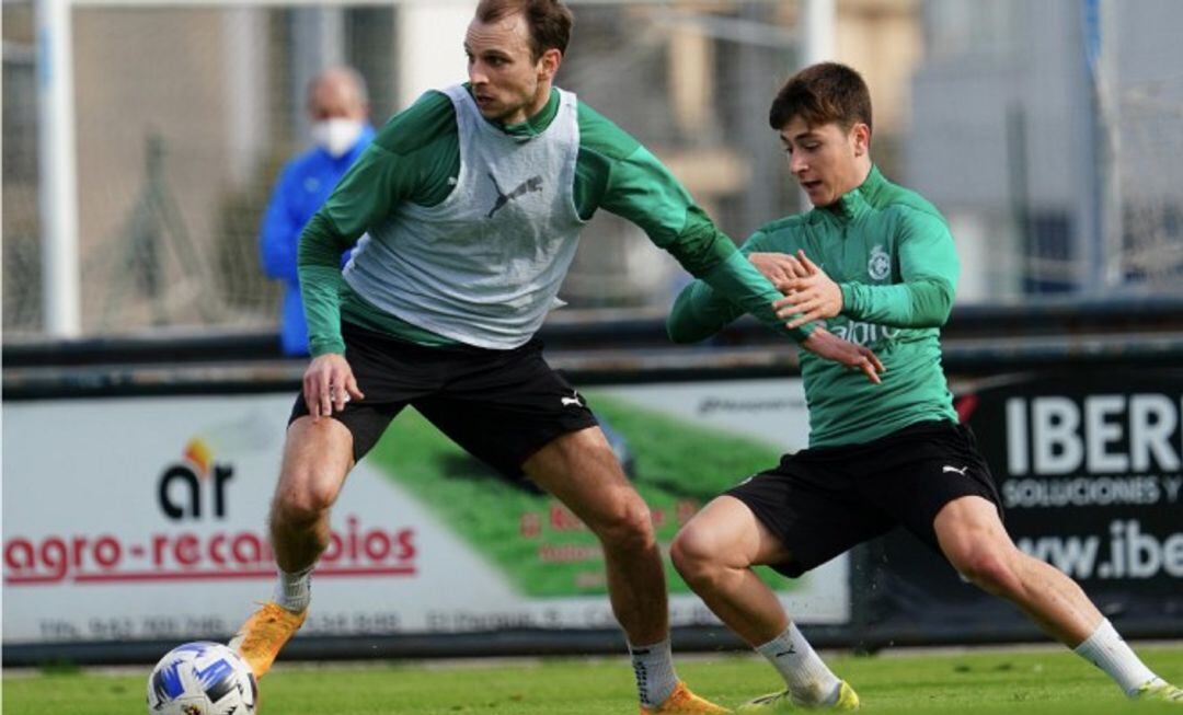 Lars Gerson ante Pablo Torre en un entrenamiento en La Albericia