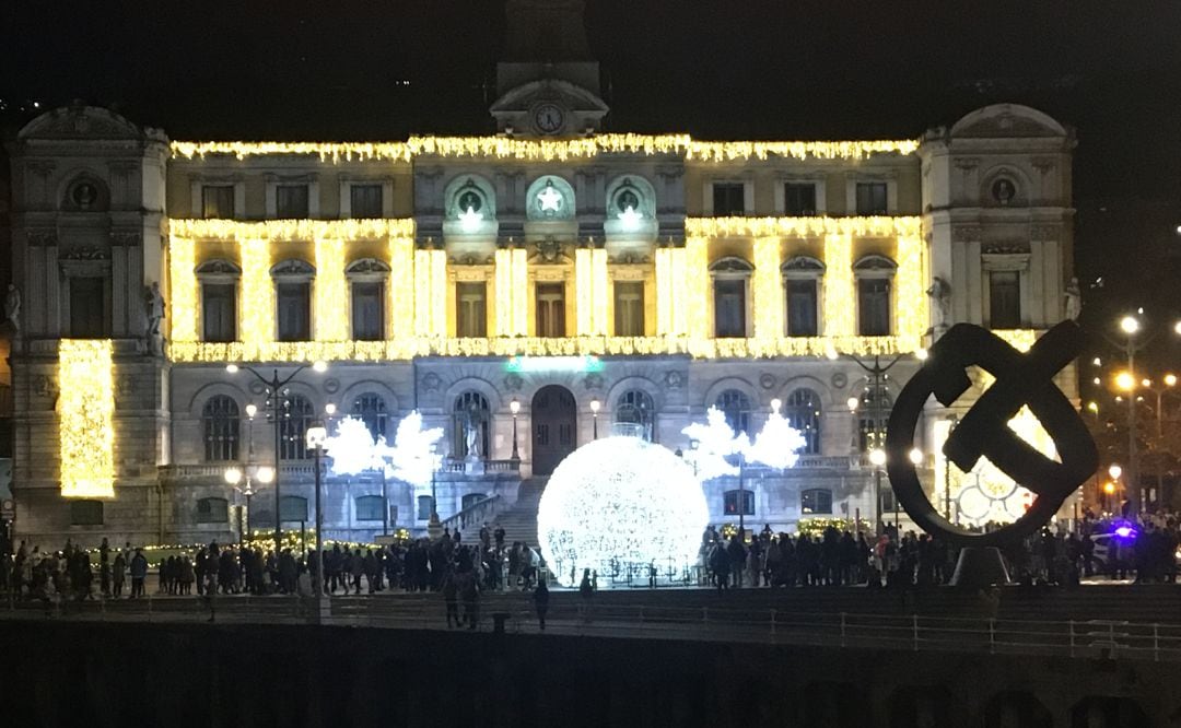 El sábado la policía municipal tuvo que cortar el tráfico durante un par de horas para garantizar la seguridad de los miles de viandantes que se acercaron a ver las luces de Navidad