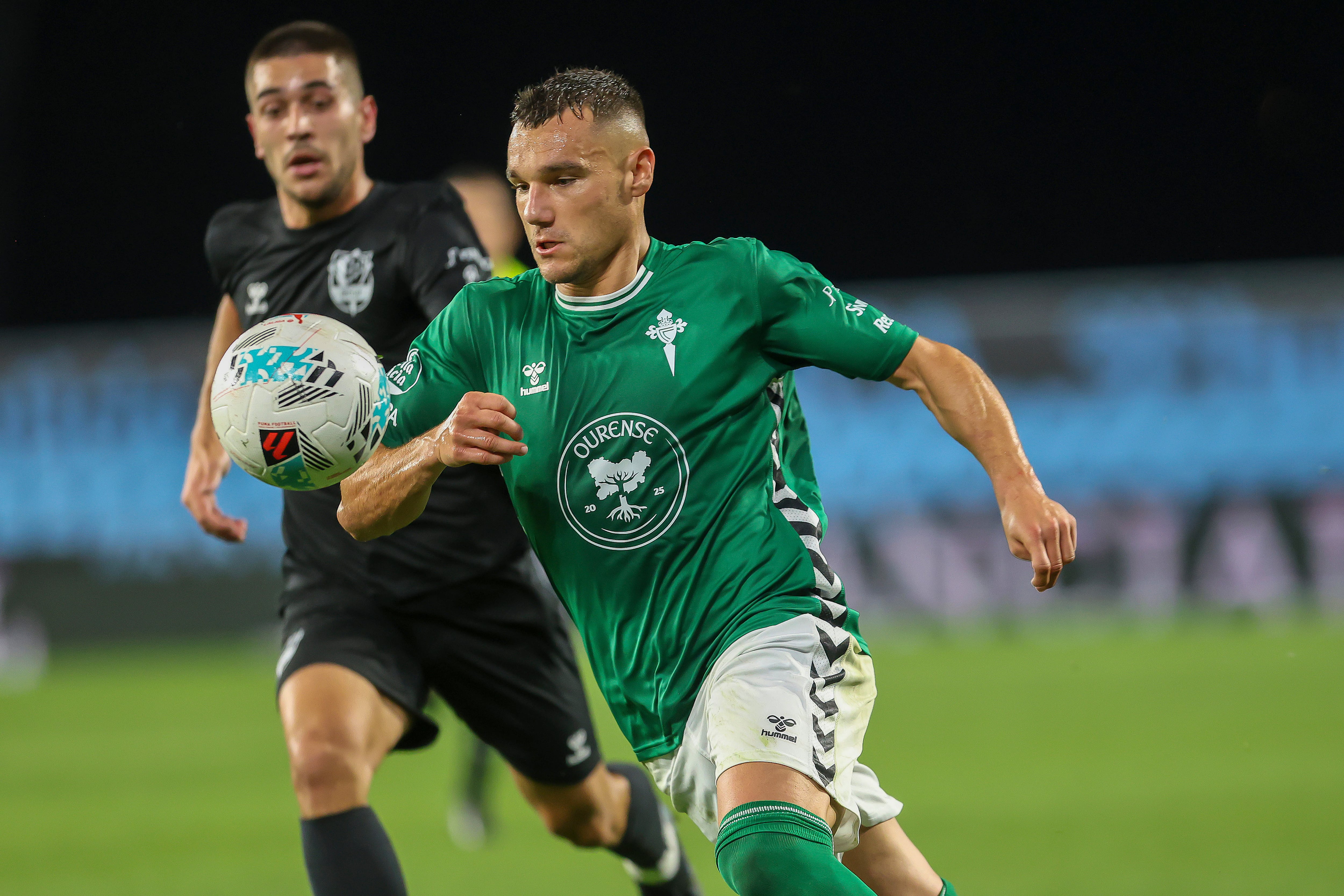 VIGO (PONTEVEDRA), 08/10/2025.- El delantero del Celta de Vigo Ferrán Jutglá se escapa con el balón en el partido de fútbol solidario 'Xuntos contra o lume' que Celta de Vigo y Orense juegan este miércoles en el estadio de Balaídos, en Vigo. EFE/ Salvador Sas