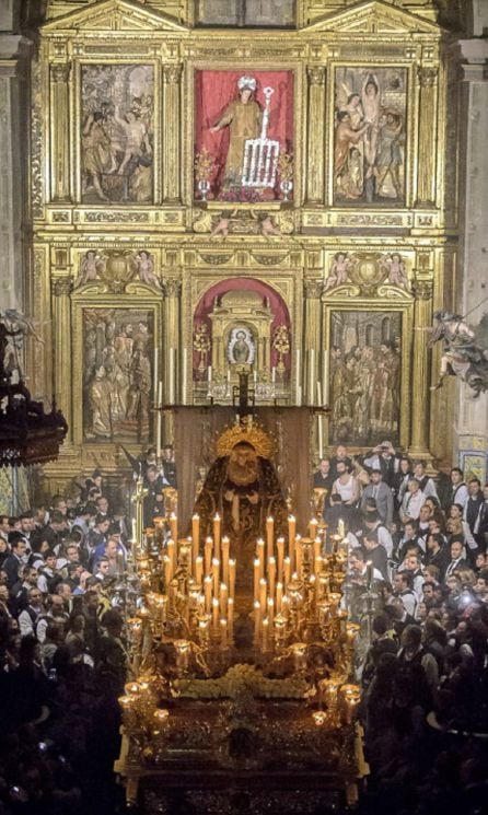 La Soledad en su paso procesional en el interior de la Parroquia de San Lorenzo