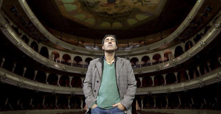 Martínez Ares se prepara para que su comparsa actúe en el Teatro Falla