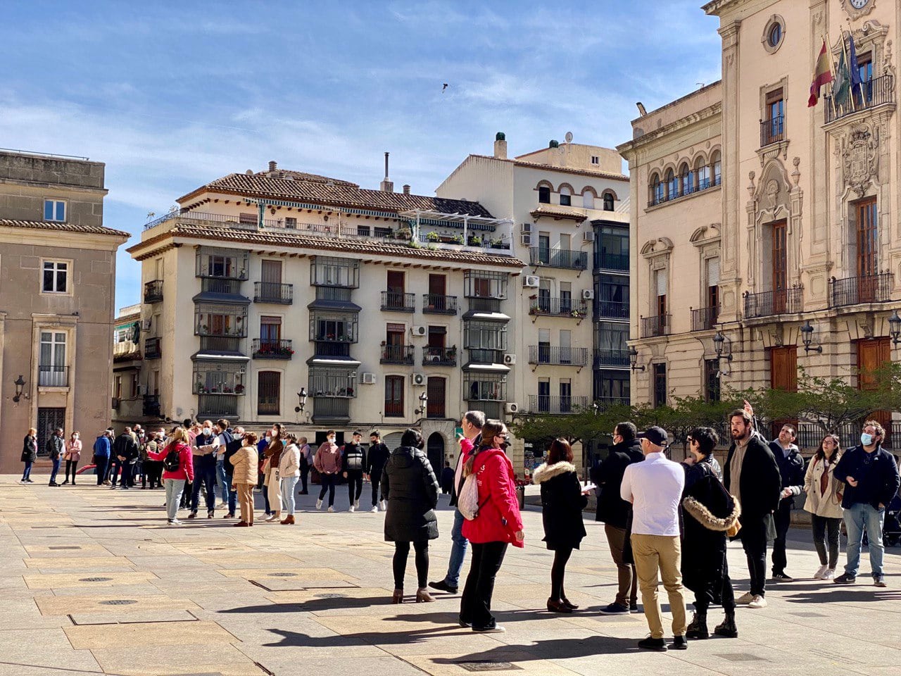 Varios guías con turistas en la plaza de Santa María de la capital.