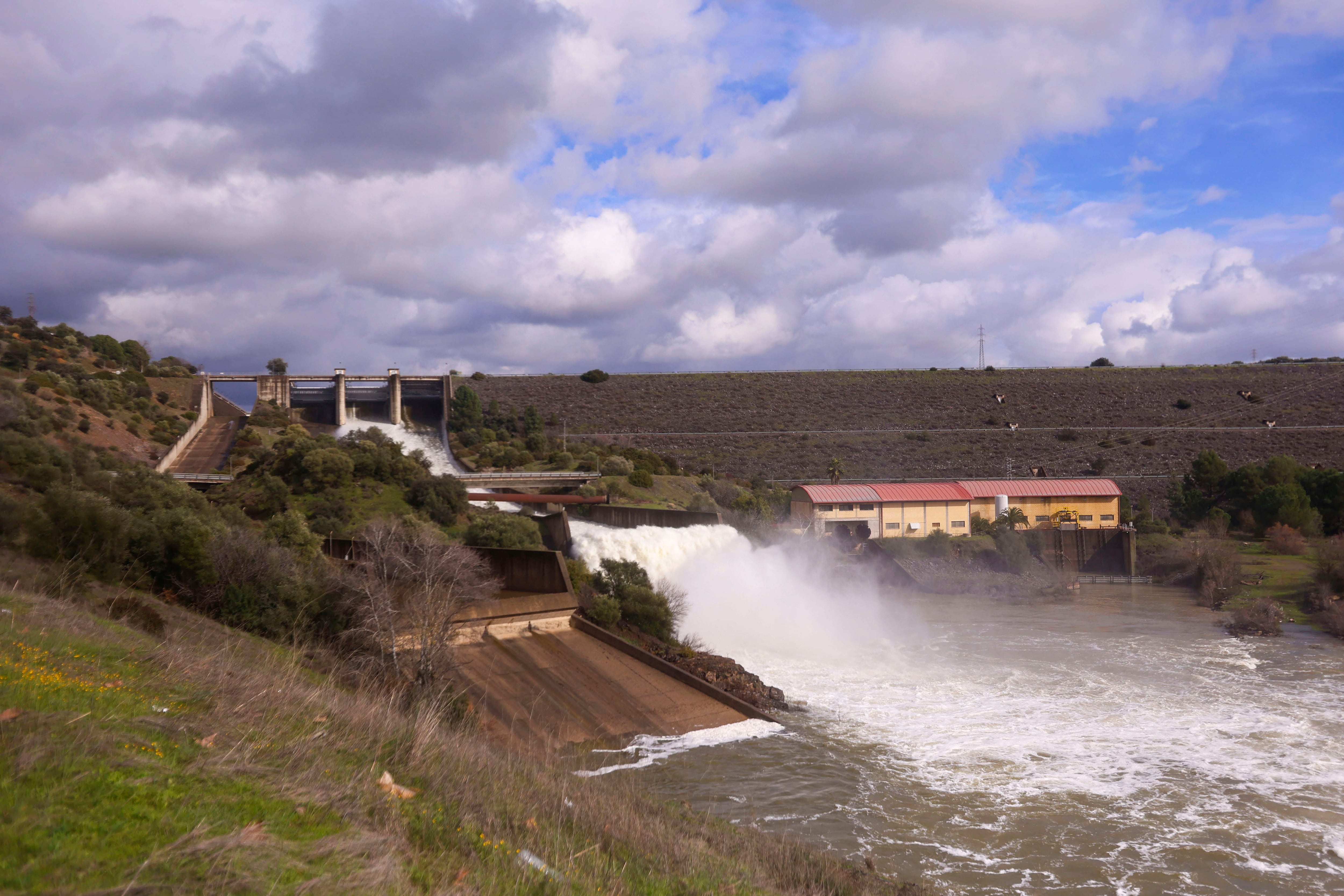 Las persistentes lluvias de los últimos días han incrementado la reserva hídrica española en 4.516 hectómetros cúbicos (hm3), un 8,1 % más que el dato registrado la semana anterior, en el mayor aumento desde que existen registros semanales en 1988. EFE/ Salas