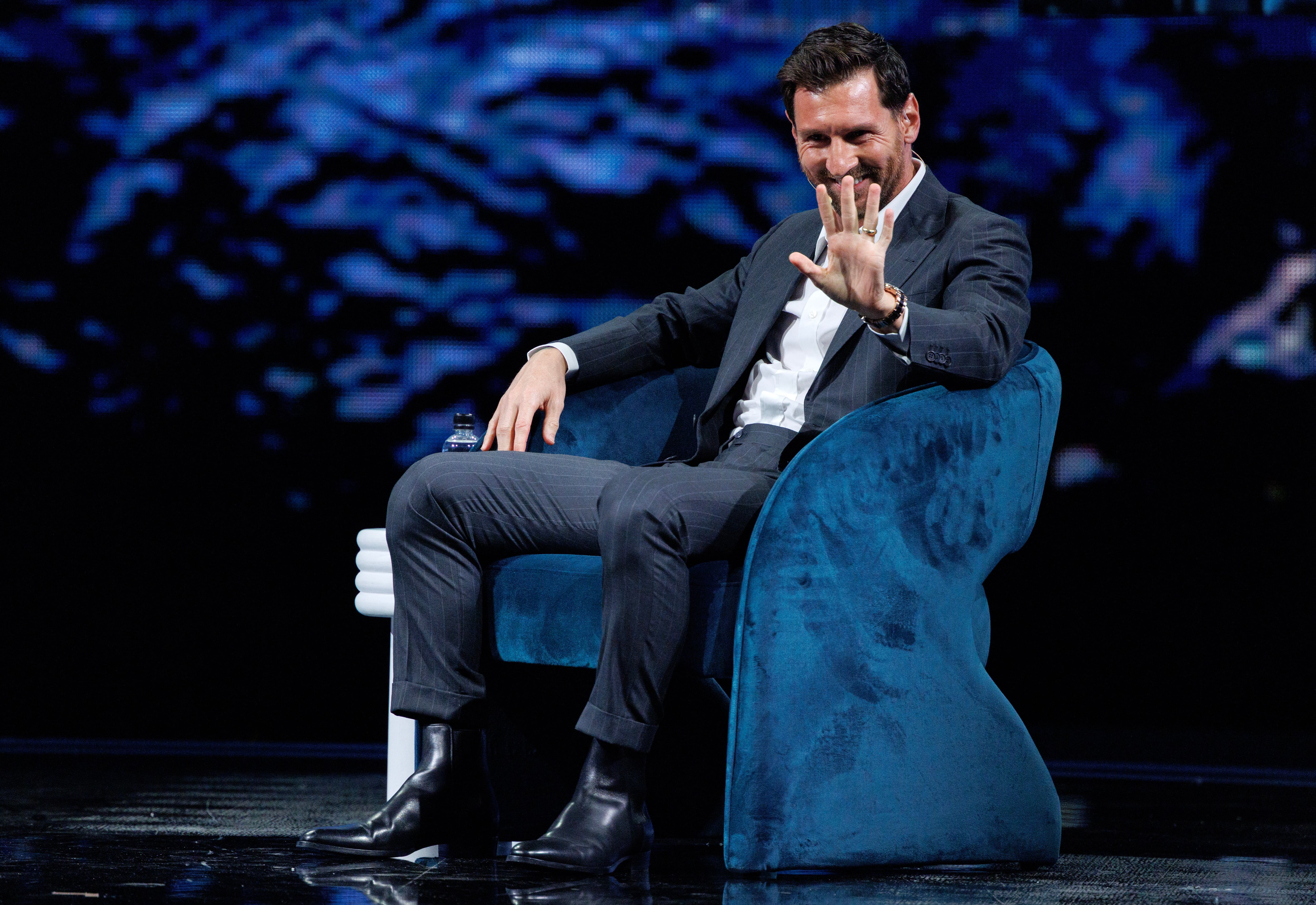 Lionel Messi saluda durante el America Business Forum donde ha participado