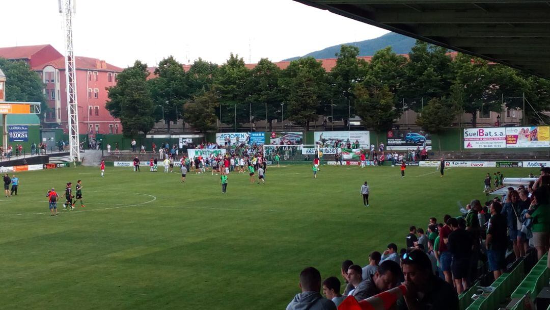  Aficionados toledanos reconfortan a los jugadores visitantes tras el partido