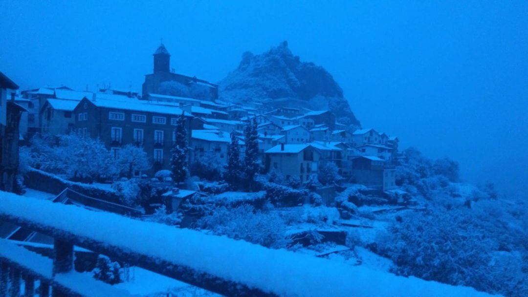 Nieva de Cameros cubierto por la nieve