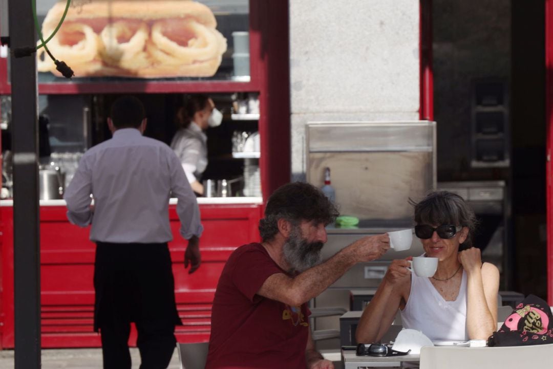 Varias personas disfrutan de la terraza de un bar de la Plaza Mayor en Madrid este lunes.