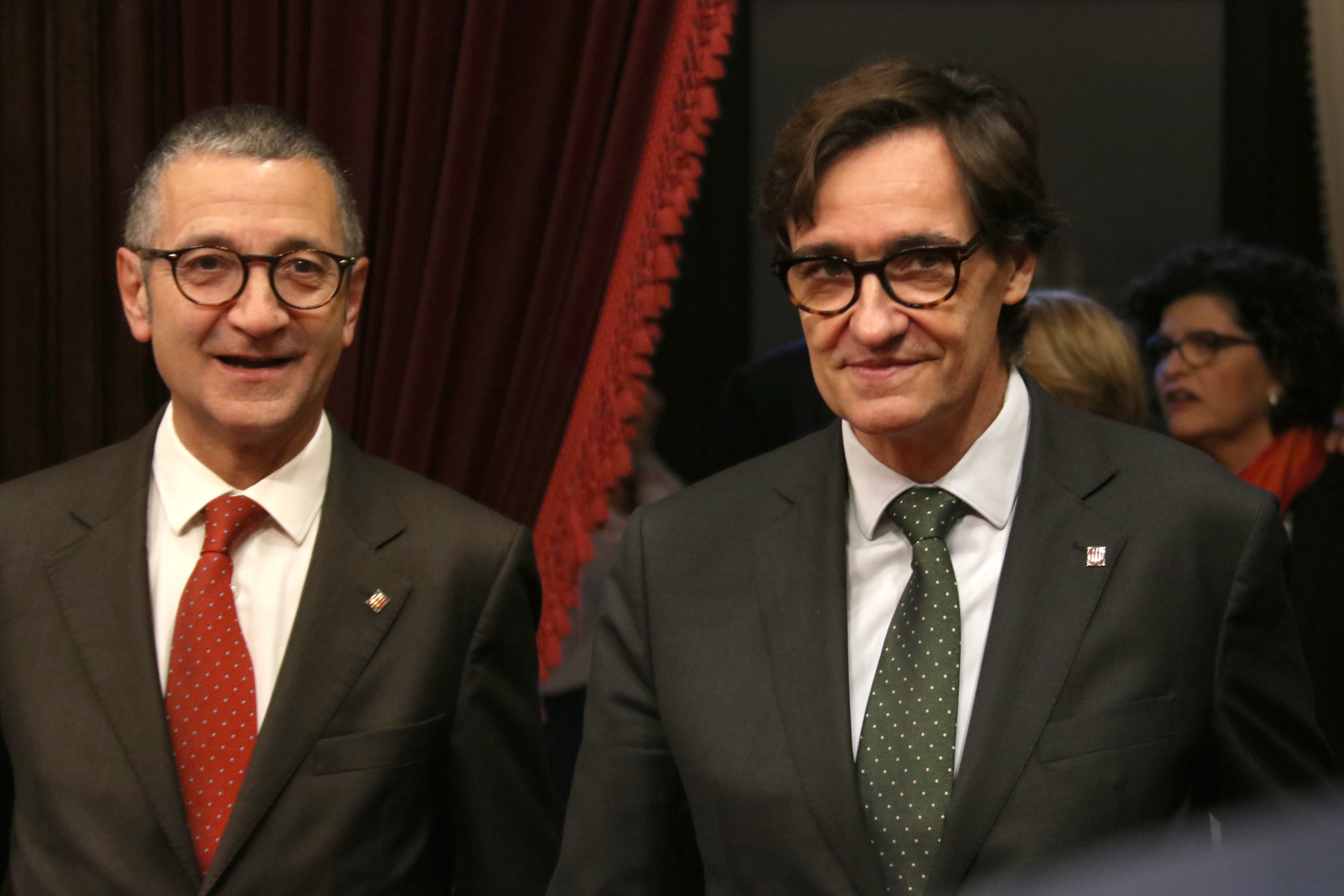 El líder del PSC, Salvador Illa, i el diputat Jordi Terrades, durant el ple del Parlament