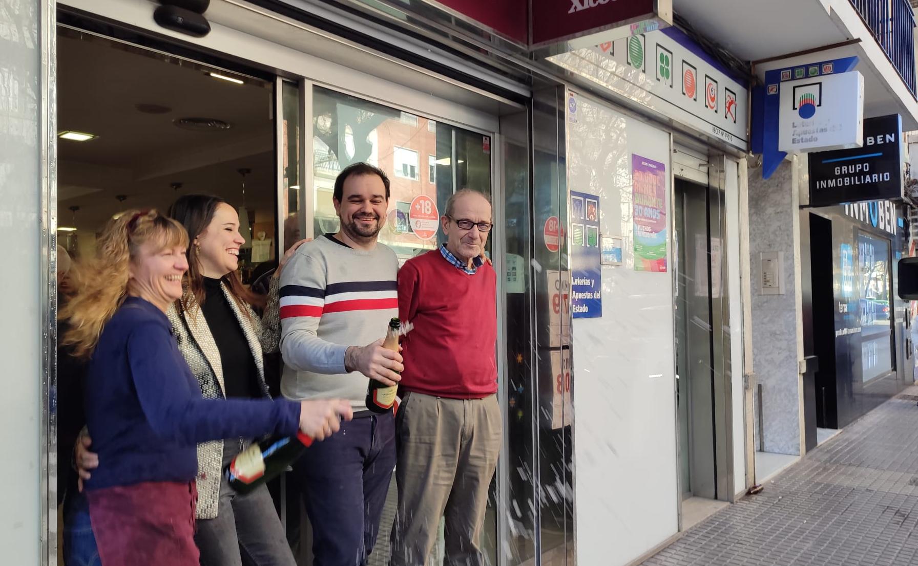 Jose Seguí propietario de El Gol Xicotet junto a sus hijos y empleados celebrando el primer premio de El Niño.