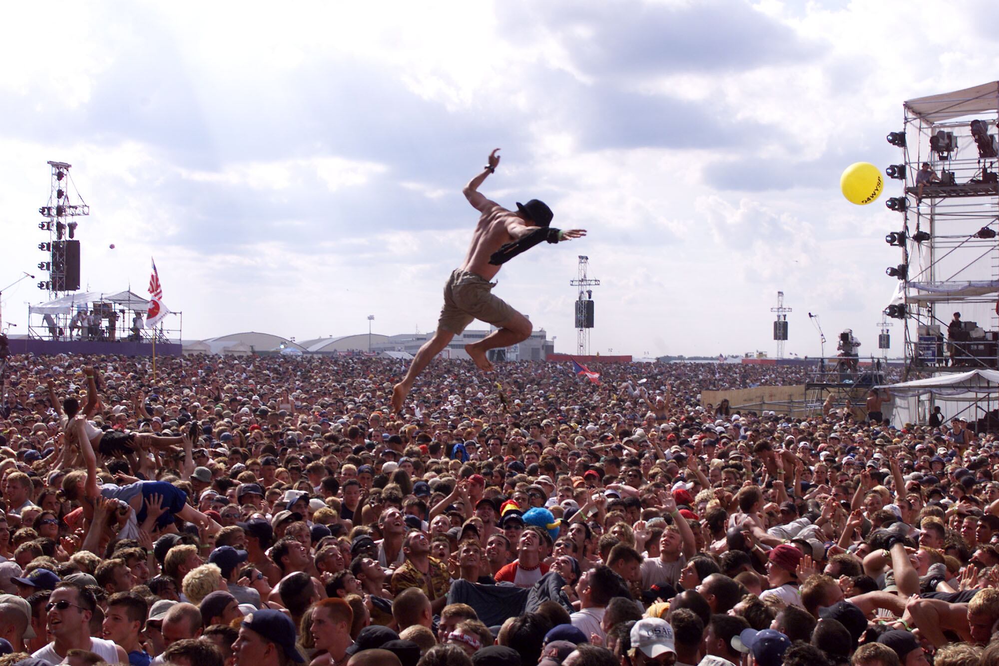 Un asistente a la edición de 1999 del Festival de Woodstock durante uno de los conciertos