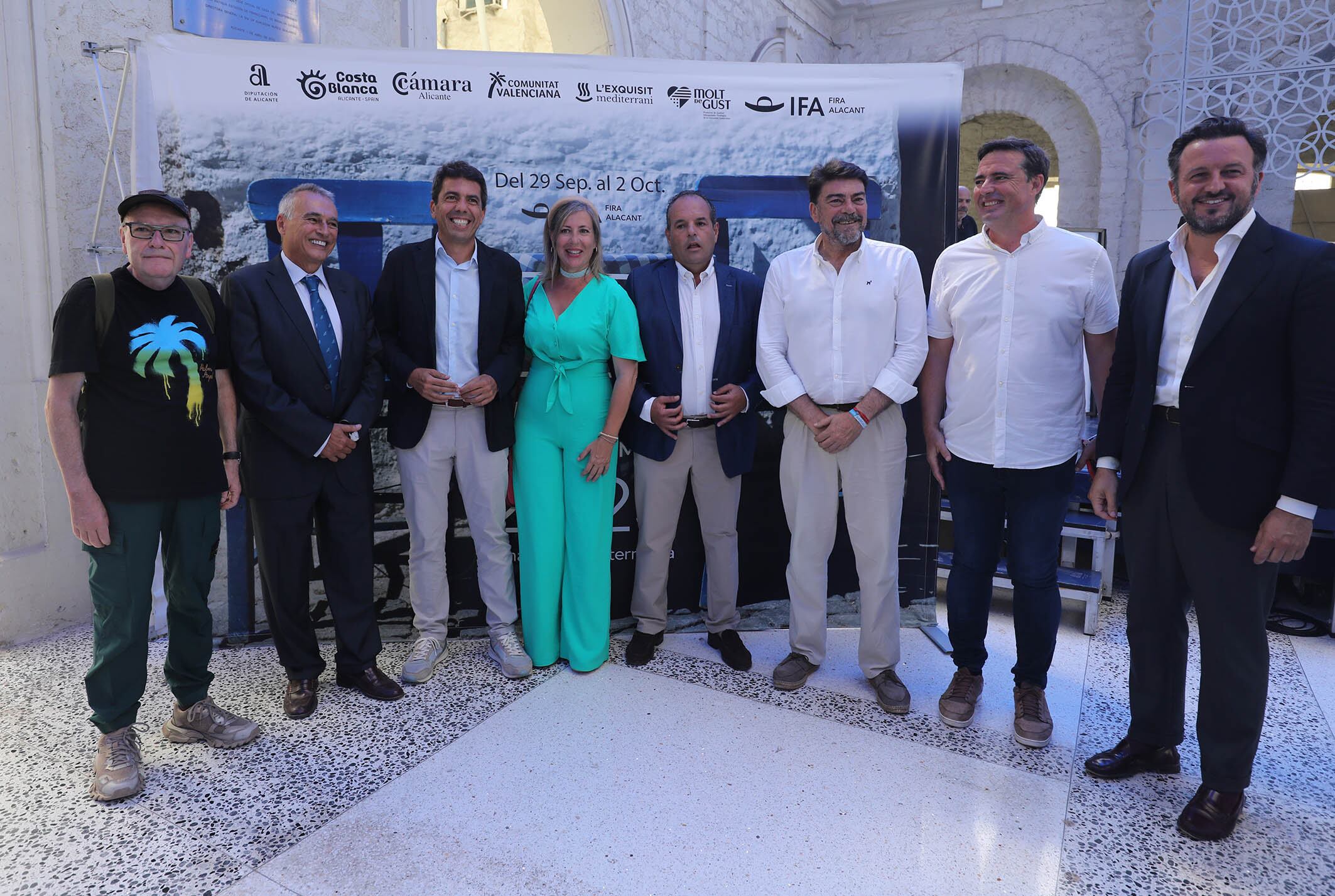 Carlos Mazón (tercero por la izquierda), Gema Amor, presidenta de Alicante Gastronómica y a su izquierda el presidente de la Cámara de Comercio, Carlos Baño. Luis Barcala, alcalde de Alicante (tercero por la derecha), Hérick Campos, director general de Turisme de GVA