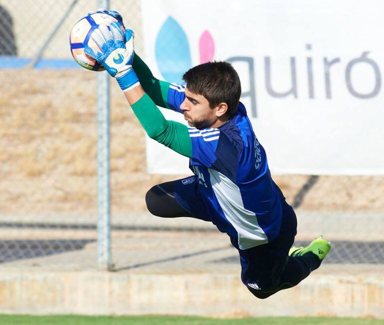 Xavi Irureta deteniendo un balón en el entrenamiento celebrado en la Ciudad Deportiva