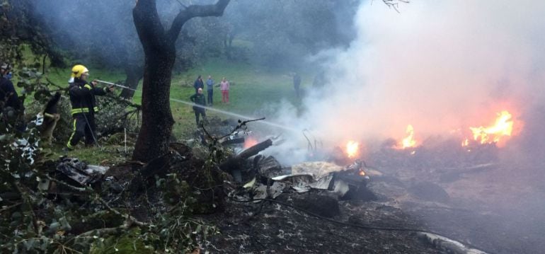 Los bomberos sofocaban las llamas generadas tras el incendio de la avioneta al estrellarse