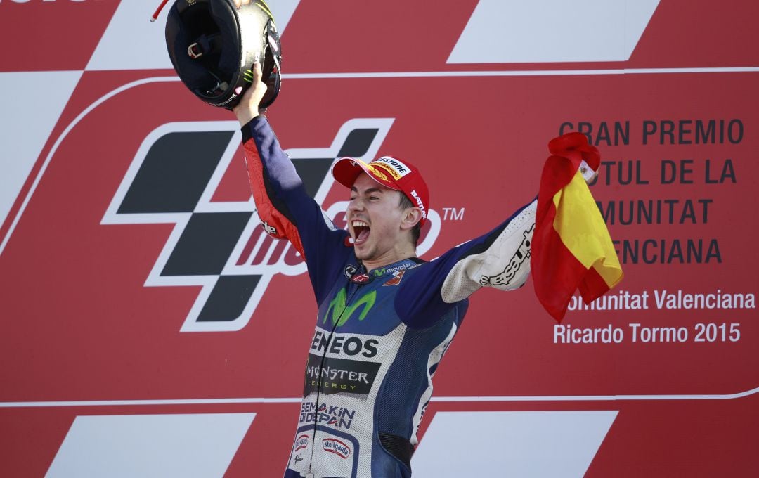 Jorge Lorenzo celebra el título mundial cosechado en 2015.