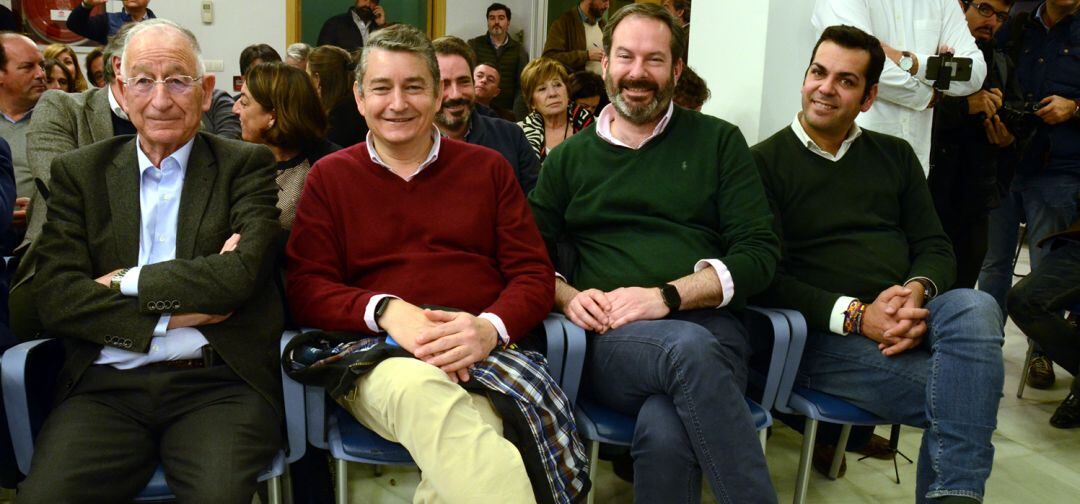 El presidente del PP de Jaén, Juan Diego Requena (primero por la dcha), minutos antes del Comité Ejecutivo Autonómico.