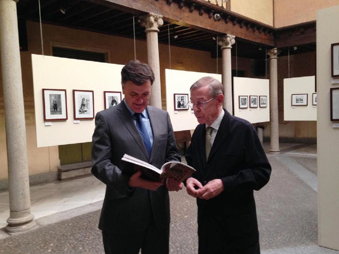 Antonio Ruiz Hernando junto al presidente de la Diputación Francisco Vázquez