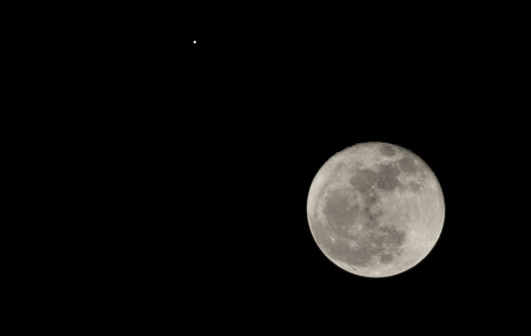 Marte brilla con fuerza junto a la Luna.