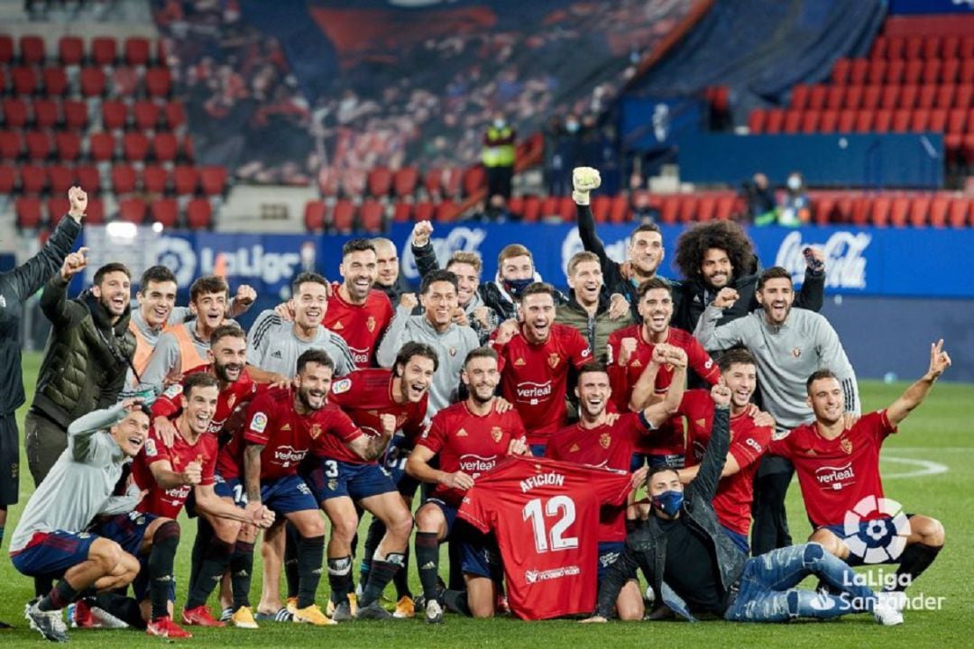 La plantilla de Osasuna celebrando el triunfo en el Centenario ante el Athletic con dedicatoria para la afición rojilla 