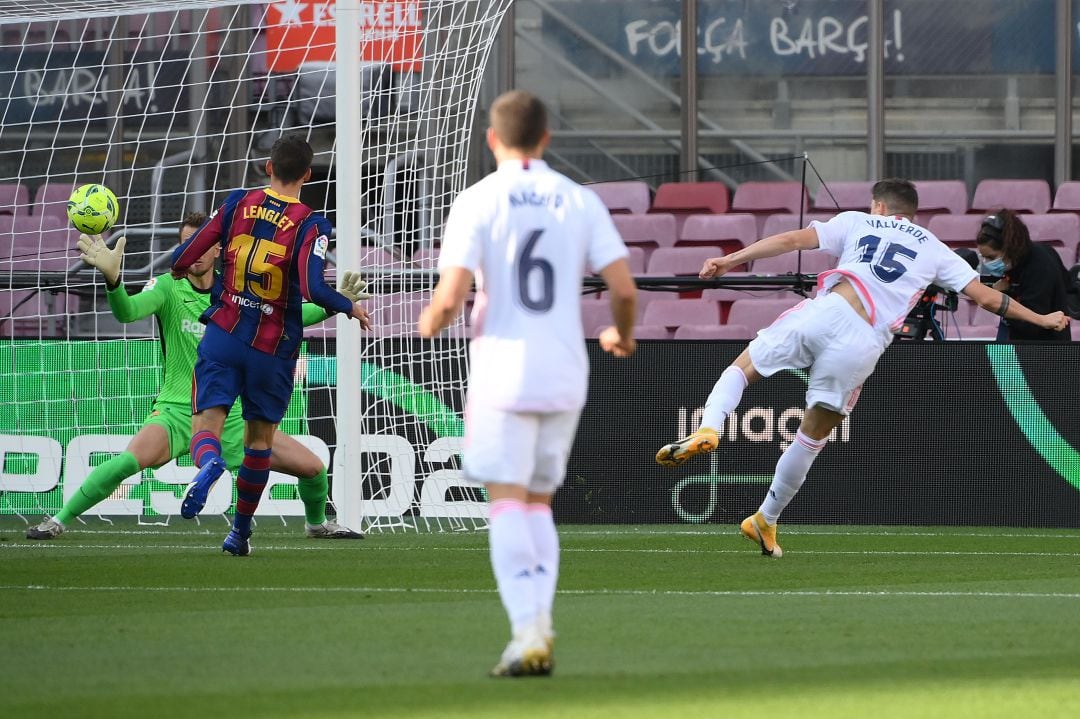 Valverde anota el primer gol del partido. 