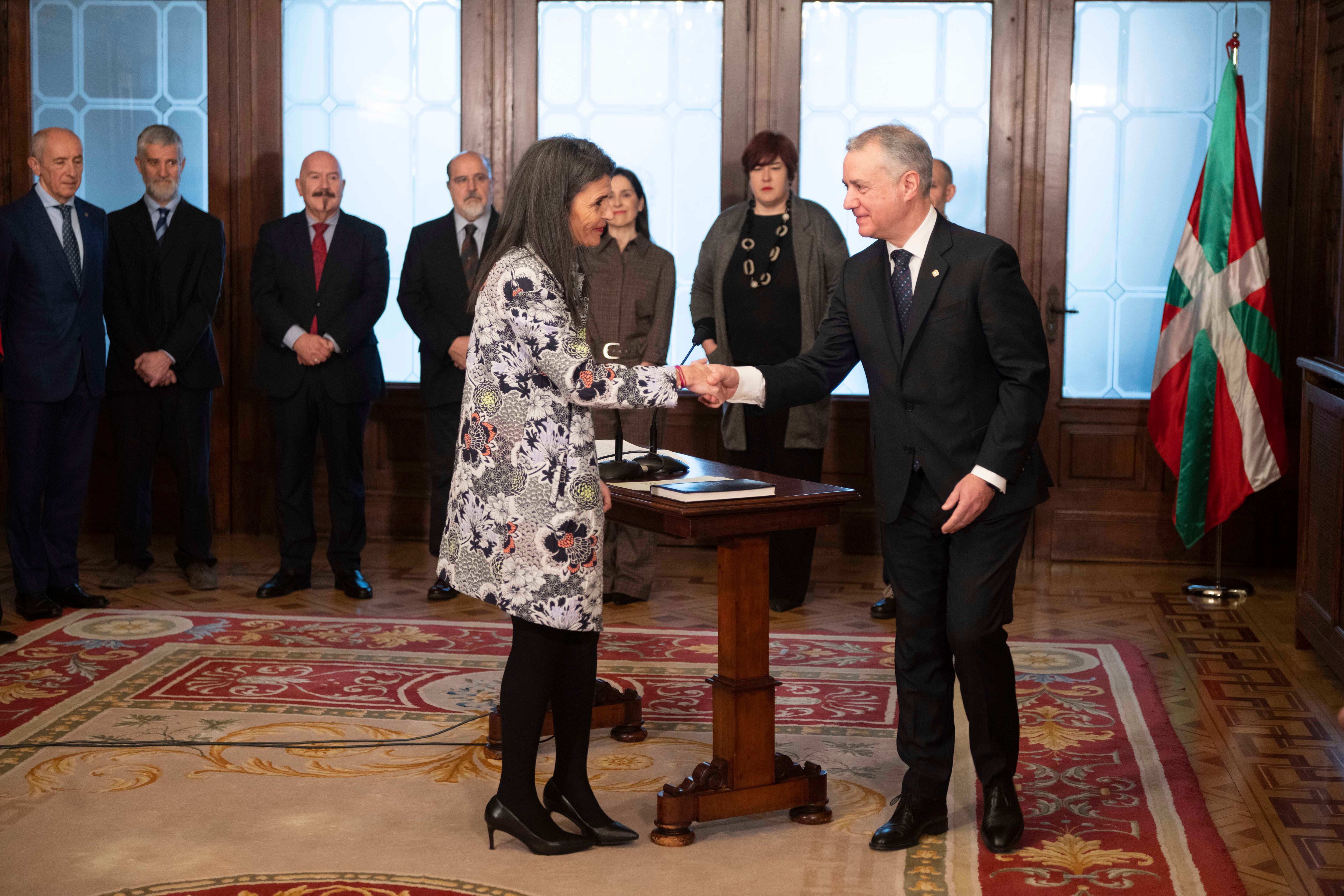 La nueva consejera Nerea Melgosa saluda al lehendakari tras prometer el cargo en Ajuria Enea