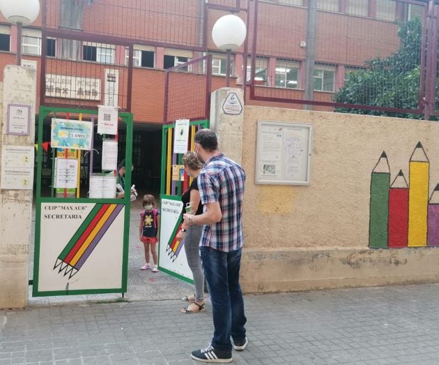 Unos padres despiden a su hija en la puerta del CEIP Max Aub de València