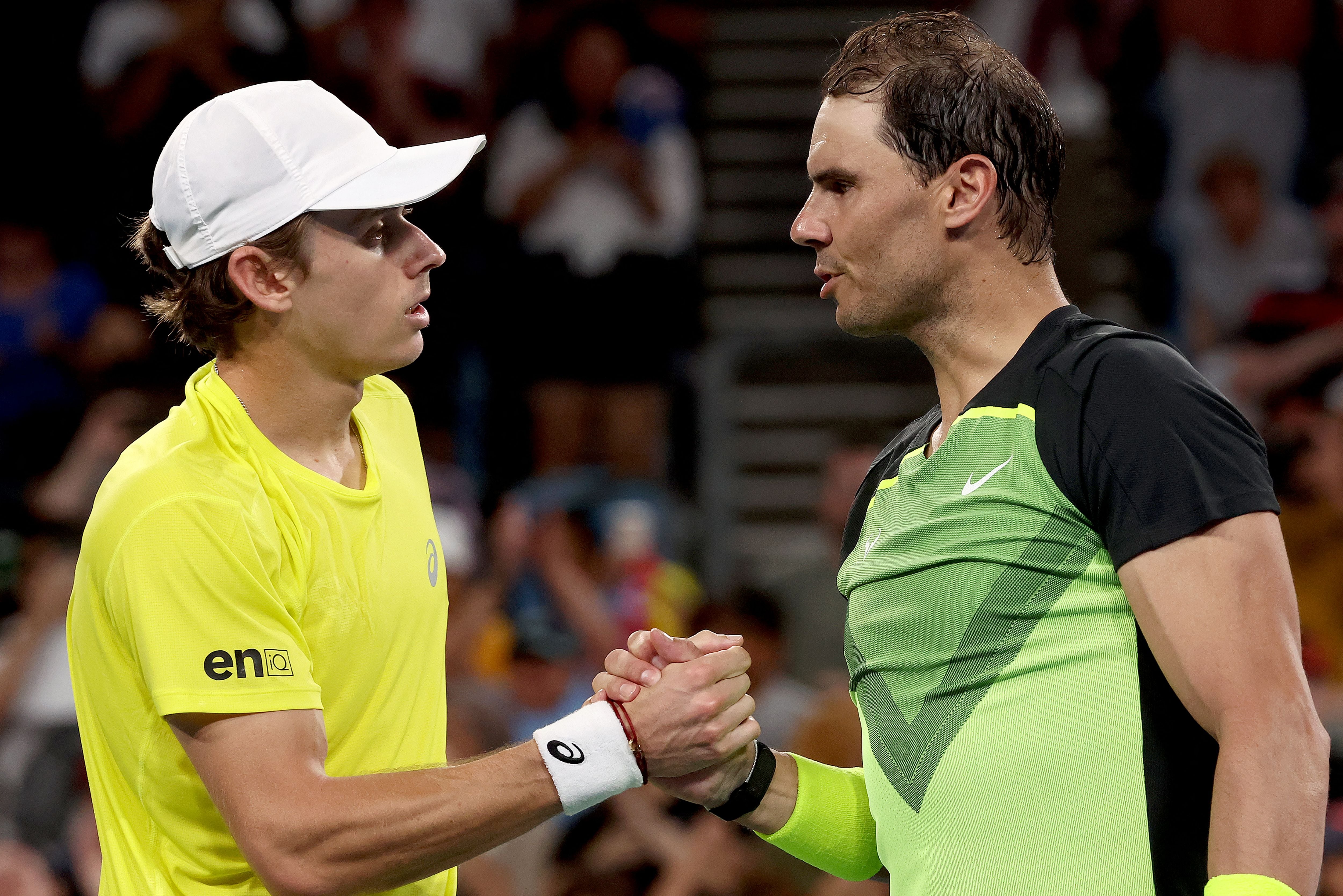 Alex de Miñaur y Rafa Nadal se dan la mano tras el partido.