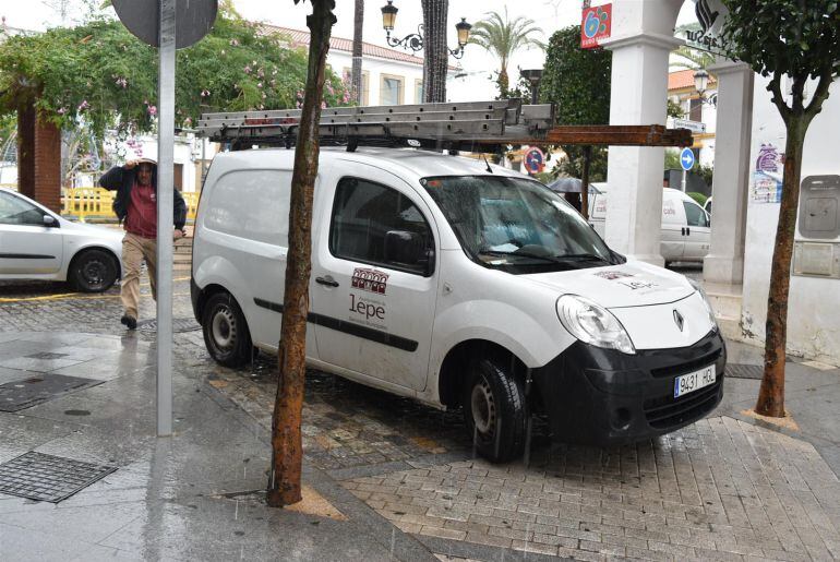 Vehículo del Ayuntamiento en tareas de mantenimiento