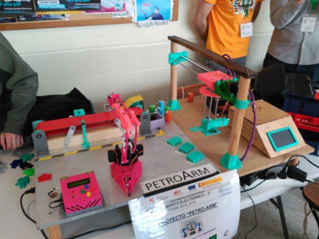 Proyecto ganador del 1º premio de robótica libre con microcontroladores Petro-Arm