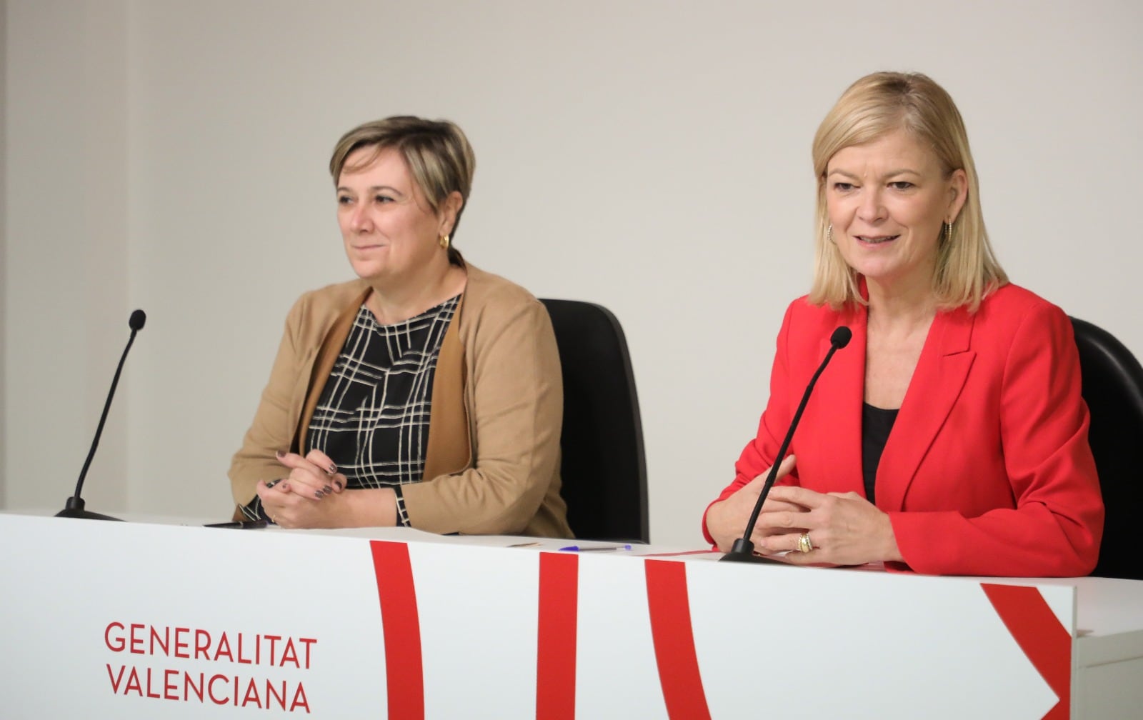 La consellera de Educación, Raquel Tamarit, y la consellera de Justicia, Gabriela Bravo, ofrecen en una rueda de prensa conjunta.