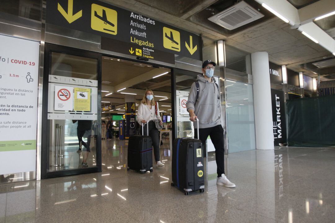 Viajeros procedentes de Alemania llegan al Aeropuerto de Palma.