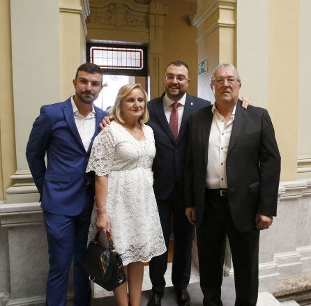 Adrián Barbón, con sus padres y hermano, tras su toma de posesión