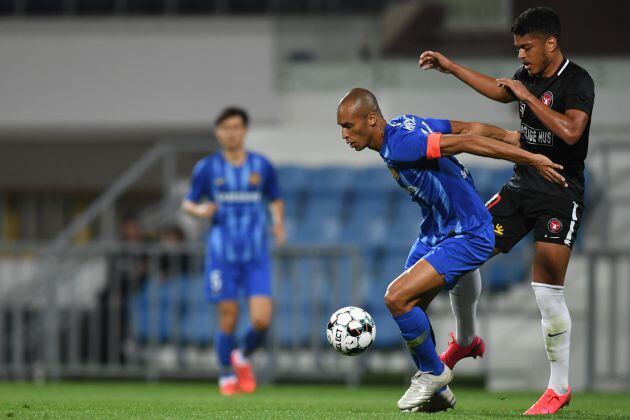 Joao Miranda defendiendo la camiseta del Jiangsu FC