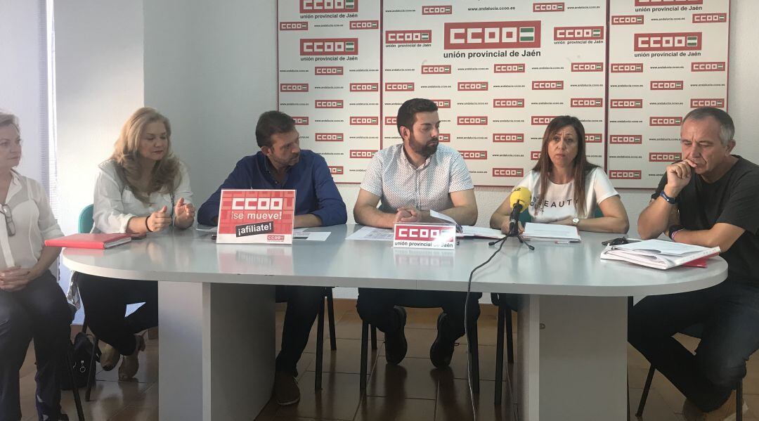 Representantes de CCOO Jaén con el secretario provincial del sindicato, Francisco Cantero (centro).