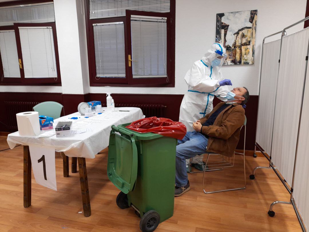 Una sanitaria toma la muestra para relizar el test de antígenos a un vecino de Aranda durante el cribado poblacional