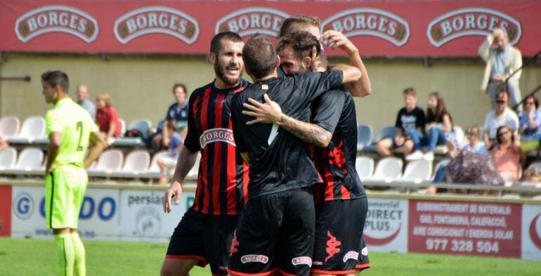 Jugadors del Reus Deportiu celebrant un gol.