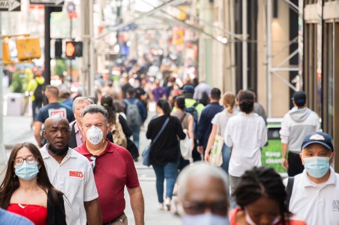 Gente paseando por las calles de Nueva York tras la relajación de las restricciones frente a la COVID-19