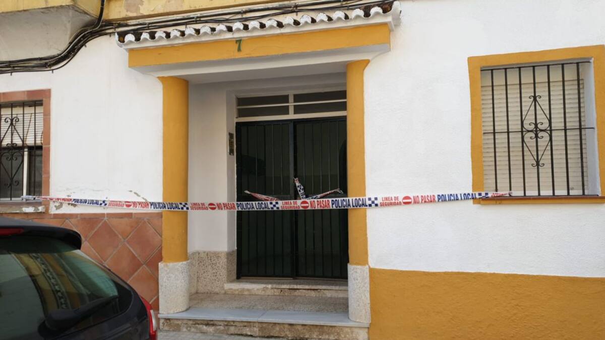 Desalojados dos bloques de viviendas en La Piñera