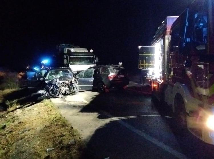 Servicios de emergencia liberan, atienden y trasladan a dos heridos en accidente de tráfico en Lorca.