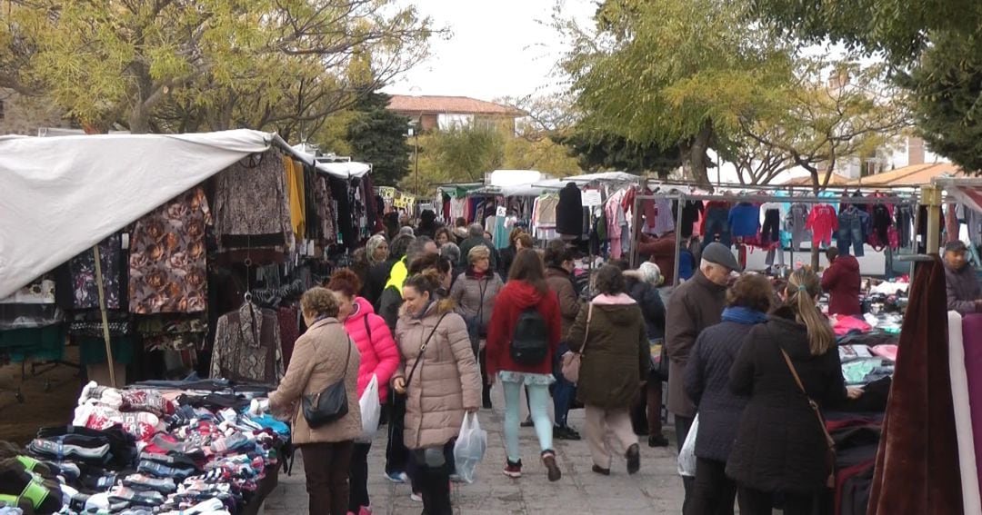 Los mercadillos no podrán verse, al menos por el momento, como en la foto pues será necesario mucho más espacio entre puesto y puesto