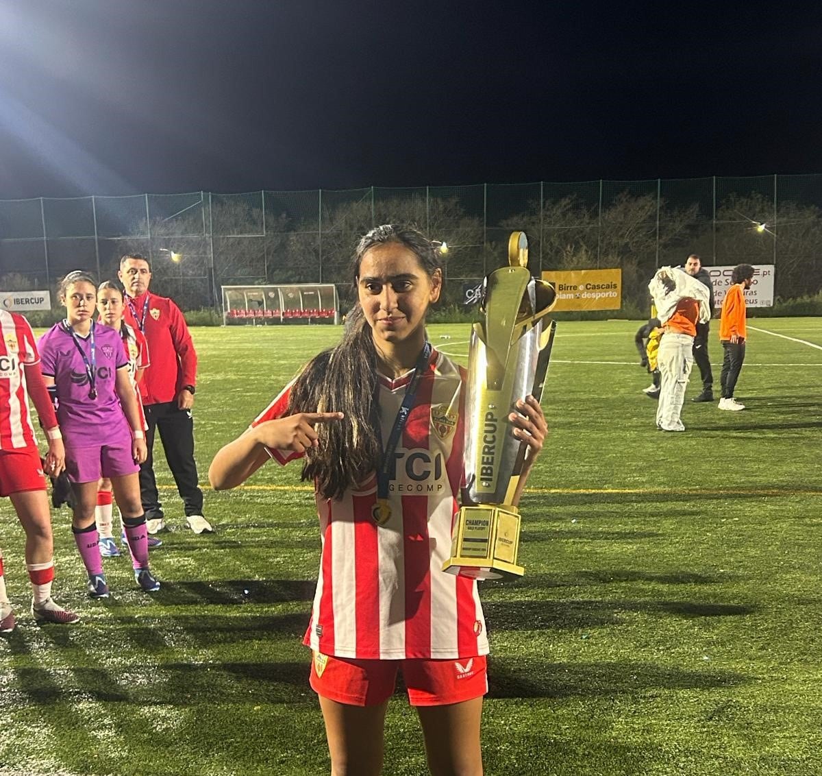 Jennifer Fernández junto a un trofeo ganado con la UD Almería.