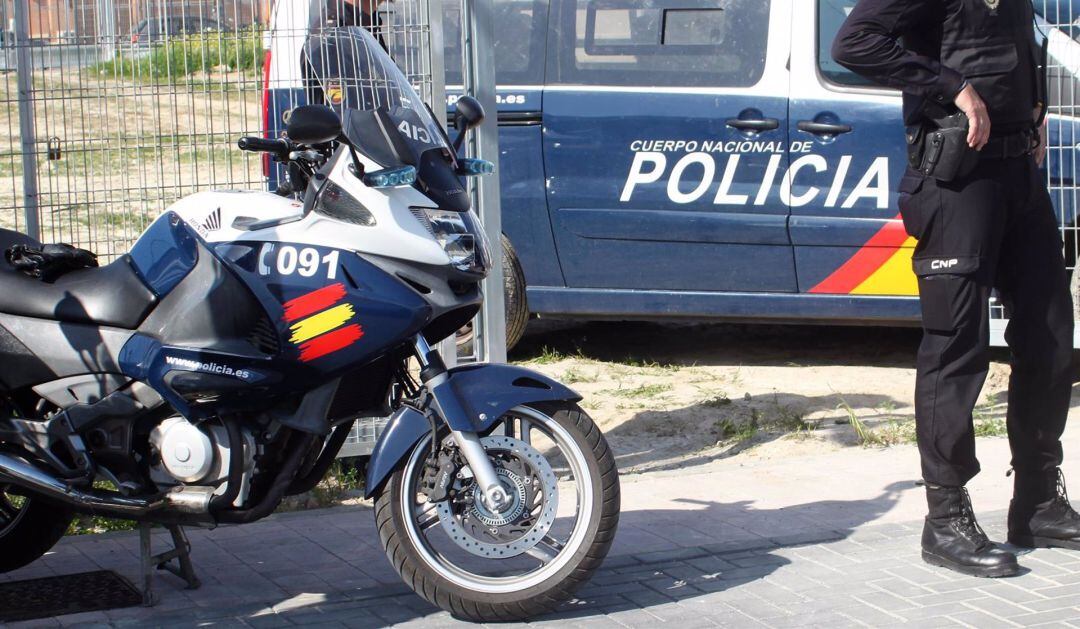 Un agente de la Policía Nacional