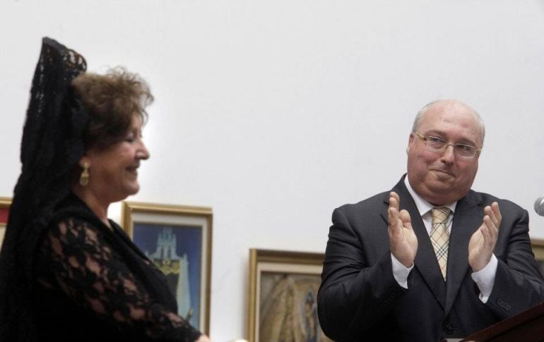 Cándido Romaguera durante su Exaltación a la Saeta y la saetera algecireña Beatriz Calderón