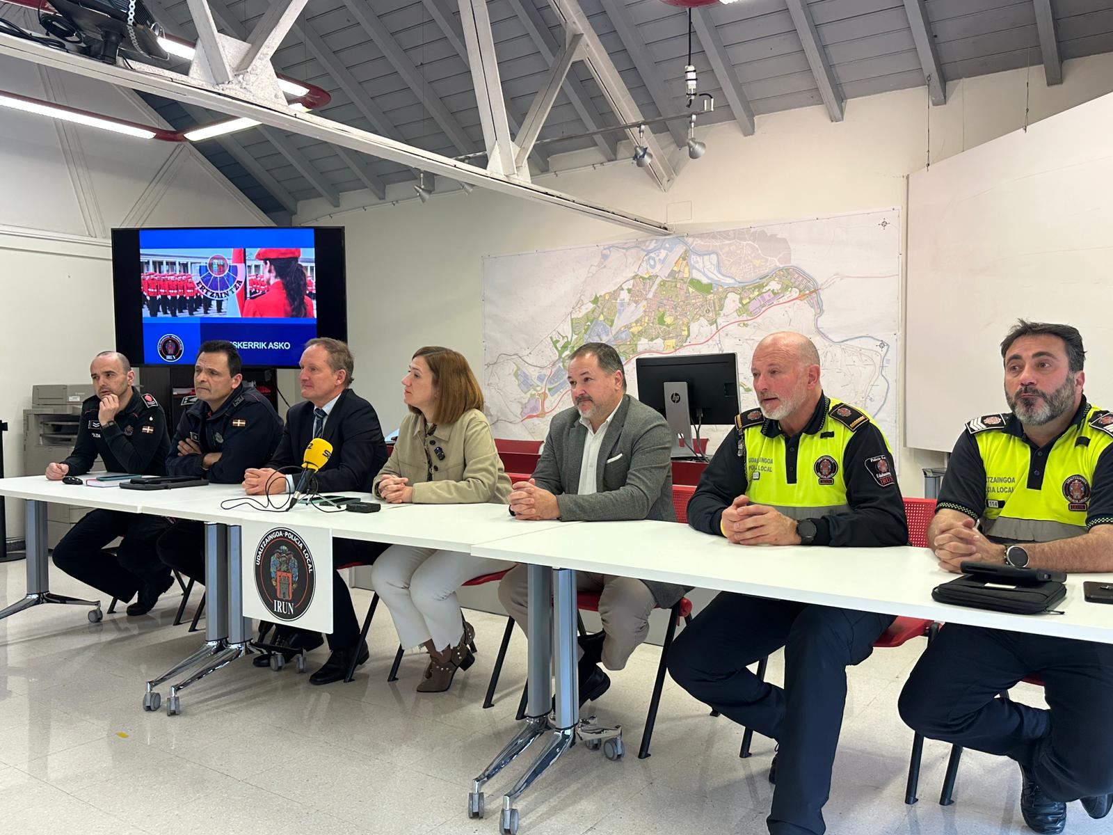 Agentes de los dos cuerpos policiales junto al director de Coordinación de Seguridad del Gobierno Vasco, Asier Erkoreka, la alcaldesa de Irun, Cristina Laborda y el delegado de Seguridad y Convivencia Ciudadana, Iñigo Berges.